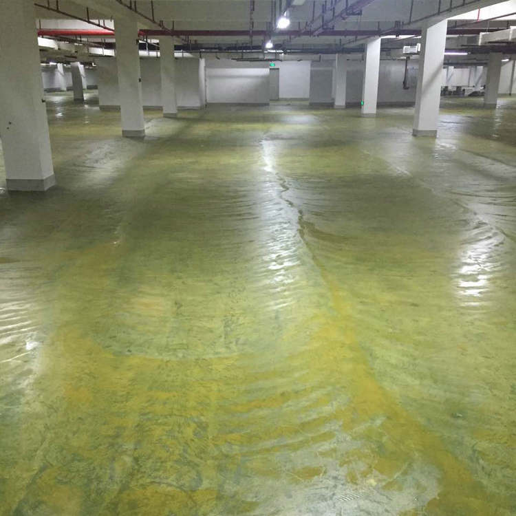 地坪漆廠家滄晟:為何停車場(chǎng)地坪漆在施工的時(shí)候會(huì)出現(xiàn)很難聞的味道